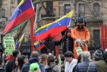 Manifestantes a favor y en contra de Nicolás Maduro se congregaron frente a la Corte Federal de Nueva York.