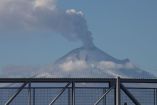 SAN JUAN TOTOLAC, TLAXCALA, 24DICIEMBRE2025.- Vista de la actividad volcánica registrada por el volcán Popocatépetl en esta comunidad ubicada a unos cien kilómetros del cono volcánico, ante su cercanía varias poblaciones del sur del estado fueron incluidas como zonas de riesgo medio en caso de erupción. Al respecto, las autoridades mantienen e semáforo volcánico en  amarillo o fase dos, por su parte la CENAPRED informa en su sitio web la presencia de la exhalación de vapor de agua, gases volcánicos y ligeras cantidades de ceniza, en una columna en dirección sureste, mas precisamente a los estados de Puebla y Morelos. FOTO: J. GUADALUPE PÉREZ/CUARTOSCURO.COM