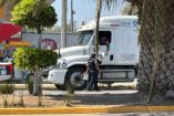 Agente de policía de Tultitlán entrega papeles a conductor de tráiler durante un control vehicular en la ciudad.
