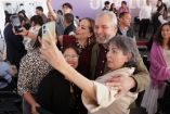 Mujeres beneficiarias del programa de apoyo a cáncer en Michoacán se toman una selfie con el gobernador Alfredo Ramírez Bedolla.