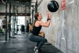 Qué es el Wall Ball, el ejercicio que combina fuerza y coordinación. Todo lo que necesitas es un balón y una pared.