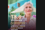 Mujer adulta mayor muestra tarjeta del Banco del Bienestar tras recibir pago del bimestre marzo-abril de programas sociales en México.