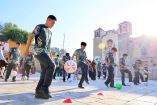 Jóvenes participan en la Jornada Nacional de Cascaritas y Dominadas en Oaxaca, realizando ejercicios con balón frente a la iglesia local, 26 de marzo de 2026.