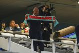 El presidente de la FIFA, Gianni Infantino, presente en Guadalajara con una bufanda alusiva a la ciudad, en una noche con más de 40 mil aficionados durante el repechaje entre Nueva Caledonia y Jamaica rumbo al Mundial 2026.
