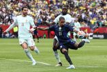 Raphinha durante el duelo ante Francia en el Gillette Stadium, donde salió al medio tiempo tras presentar molestias musculares.