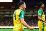 Bailey-Tye Cadamarteri celebra tras empujar el balón en el rebote que significó el gol del triunfo de Jamaica ante Nueva Caledonia en el repechaje rumbo al Mundial 2026.