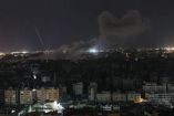 Columnas de humo se elevan sobre edificios en Beirut tras un bombardeo israelí en los suburbios del sur durante la noche.