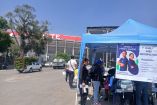 Una carpa afuera del estadio Azteca recluta gente para la limpieza.