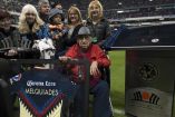 Melquiades Sánchez Orozco con su familia en un homenaje en su amado Estadio Azteca.