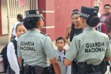 Elementos de la Guardia Nacional dialogan con ciudadanos y menores en espacio público durante actividades de proximidad social en Villahermosa.