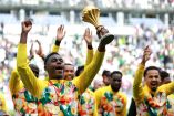 Senegal presumió el trofeo de la Copa Africana que le fue retirada por la polémica final contra Marruecos.