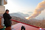 Kim también inspeccionó nuevas armas terrestres, incluido un tanque avanzado.THIS PICTURE WAS MADE AVAILABLE BY A THIRD PARTY. AFP CAN NOT INDEPENDENTLY VERIFY THE AUTHENTICITY, LOCATION, DATE AND CONTENT OF THIS IMAGE. /