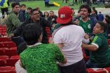 Aficionados protagonizaron el primer pleito tras el México vs Portugal, en la reapertura del Estadio Banorte.
