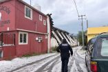 Un elemento de la Policía Estatal inspecciona el auditorio de San Pedro, Zimapán, luego del colapso parcial de su techumbre tras una tormenta con granizo.