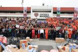 Trabajadores y autoridades reunidos frente a la alcaldía Gustavo A. Madero durante entrega de herramientas y maquinaria en evento público