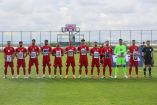 El equipo de Irán antes del partido con Costa Rica con imágenes de las víctimas del conflicto con Israel.