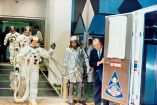 El astronauta Frank Borman saluda al salir de un edificio del Centro Espacial Kennedy, previo a la cuenta regresiva para el lanzamiento del Apolo 8.
