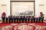 El presidente chino, Xi Jinping, posa para una foto de grupo junto a los invitados de honor del tercer Foro de Cooperación Internacional de la Iniciativa de la Franja y la Ruta en el Gran Salón del Pueblo de Beijing, el 18 de octubre de 2023.
