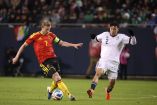 Kevin De Bruyne intenta burlar a Jorge Sanchez durante el amistoso en el Soldier Field de Chicago.