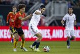 Raúl Jiménez ante la marca de Axel Witsel, durante el amistoso contra Bélgica, en el Soldier Field de Chicago.