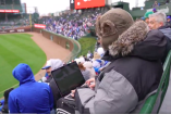 Un aficionado de los Cubs se llevó la laptop para trabajar desde el estadio.