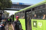 CIUDAD DE MÉXICO, 02ABRIL2026.- Durante este jueves y viernes de semana santa, las estaciones Pino Suárez, San Antonio Abad, Chabacano y Viaducto de la Línea 2 del Metro, permanecerán cerradas para continuar con los trabajos de mantenimiento y remodelación de cara a la celebración del Mundial de fútbol en junio próximo, a pesar del anuncio la noche de ayer, algunos usuarios fueron sorprendidos y tuvieron que usar distintas rutas para llegar a sus destinos. Para el apoyo de los usuarios, los autobuses RTP brindaron servicio en el trayecto de las estaciones que se encuentran cerradas. FOTO: DANIEL AUGUSTO/ CUARTOSCURO.COM