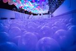 Instalación de Blow Up Experience México en el MUNET con alberca de pelotas y techo iluminado, parte del recorrido inmersivo disponible de 9:00 a 19:00 horas en CDMX