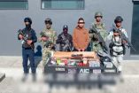 Elementos de Semar, Ejército y Guardia Nacional presentan a un detenido junto a armas, cartuchos, equipo táctico y dinero asegurado en Cuernavaca