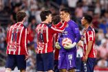 Chivas lidera el Clausura 2026, pero podría perder piezas clave en la Liguilla sin posibilidad de reforzarse tras la negativa de FIFA.