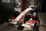 El primer Sauber con el que debutó Checo Pérez en la F1 está en exhibición.