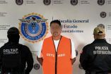 Hombre detenido con chaleco naranja frente a Fiscalía de Aguascalientes, escoltado por agentes de investigación durante su presentación oficial
