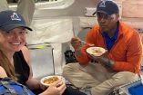 Astronautas alimentándose en una simulación de la misión Artemis.