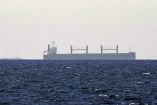 Un buque de carga transita cerca de la zona del estrecho de Ormuz.