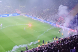 tras casi 20 minutos de juego, estallaron enfrentamientos en el terreno de juego entre las aficiones de ambos equipos.