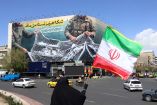 Una mujer iraní ondea la bandera de su país.