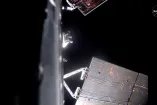 Paneles solares de la nave Orion desplegados en el espacio durante la misión Artemis II, con estructura visible y fondo oscuro sin iluminación