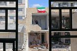 Bandera de Irán en un edificio destruido tras un ataque israelí en Teherán.
