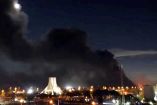 Humo se eleva sobre la Plaza Azadi, en Teherán, Irán, tras un ataque de EU e Israel.