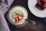 El kéfir con avena es una combinación sencilla y muy nutritiva que ayuda a mejorar la digestión y aportar energía.
