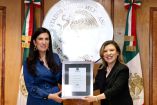 Ivonne Melgar y Kenia López Rabadán sostienen un reconocimiento en la Cámara de Diputados durante ceremonia oficial en México.