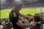 Un influencer decidió hacerse el corte de pelo en pleno partido de la Champions.