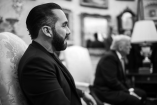 El presidente salvadoreño Nayib Bukele, al frente, con el presidente estadounidense Donald Trump detrás, en una rueda de prensa previa a su reunión bilateral en el Despacho Oval de la Casa Blanca, el 14 de abril de 2025 en Washington D.C.