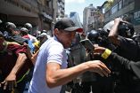Manifestantes en Caracas protestaron tras el anuncio de un aumento del salario mínimo sin cifras concretas por parte de Delcy Rodríguez.