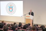 El rector Luis Ernesto Derbez Bautista presenta el informe de actividades 2025-2026 de la UDLAP ante la comunidad universitaria en el Aula Magna del campus.