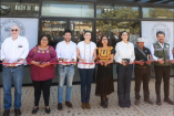 Funcionarios y trabajadores durante la inauguración del centro trabajadores agrícolas San Quintín frente al edificio oficial en Baja California.