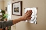 Truco de poner papel aluminio en la pared.
