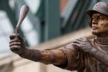 El bat de  Ichiro Suzuki se rompió al develar la estatua afuera del T-Mobile Park.