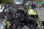 Motociclistas y asistentes reunidos en Olas Altas, Mazatlán, con decenas de motos estacionadas y escenario durante evento masivo