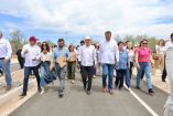 Funcionarios y equipo técnico recorren carretera en México durante supervisión de obra pública, encabezados por autoridades estatales y federales.