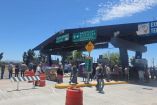 Campesinos tomaron la caseta de la autopista Durango-Gómez Palacio, para exigir precio de garantía del frijol.